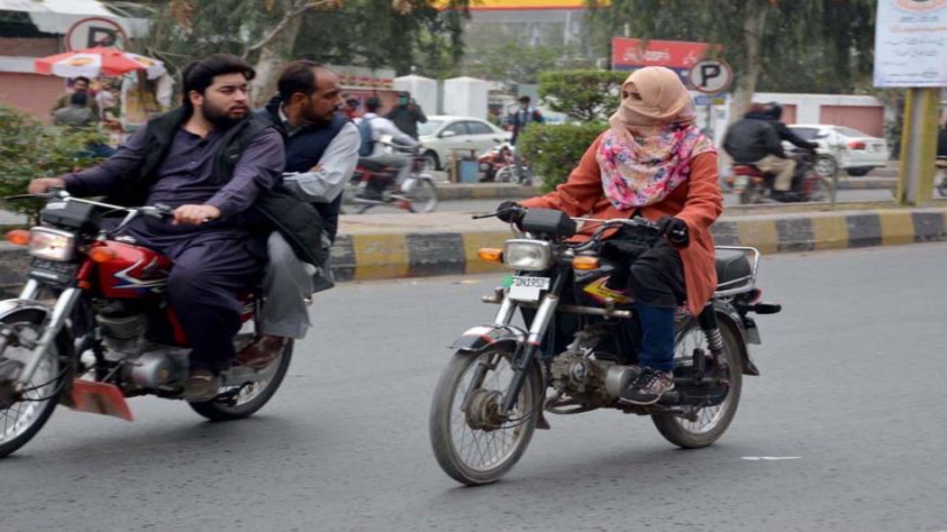 موٹر سائیکل سوار لڑکیاں اور ہماری غیرت